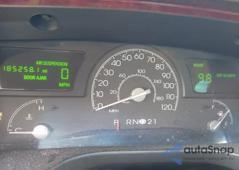 2005 Lincoln Town Car Signature Limited z USA, uszkodzony, nr VIN 1LNHM82W15Y659801